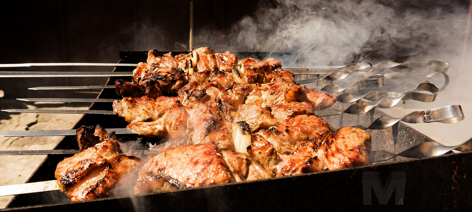 Fleischspieße auf Holzkohle grillen